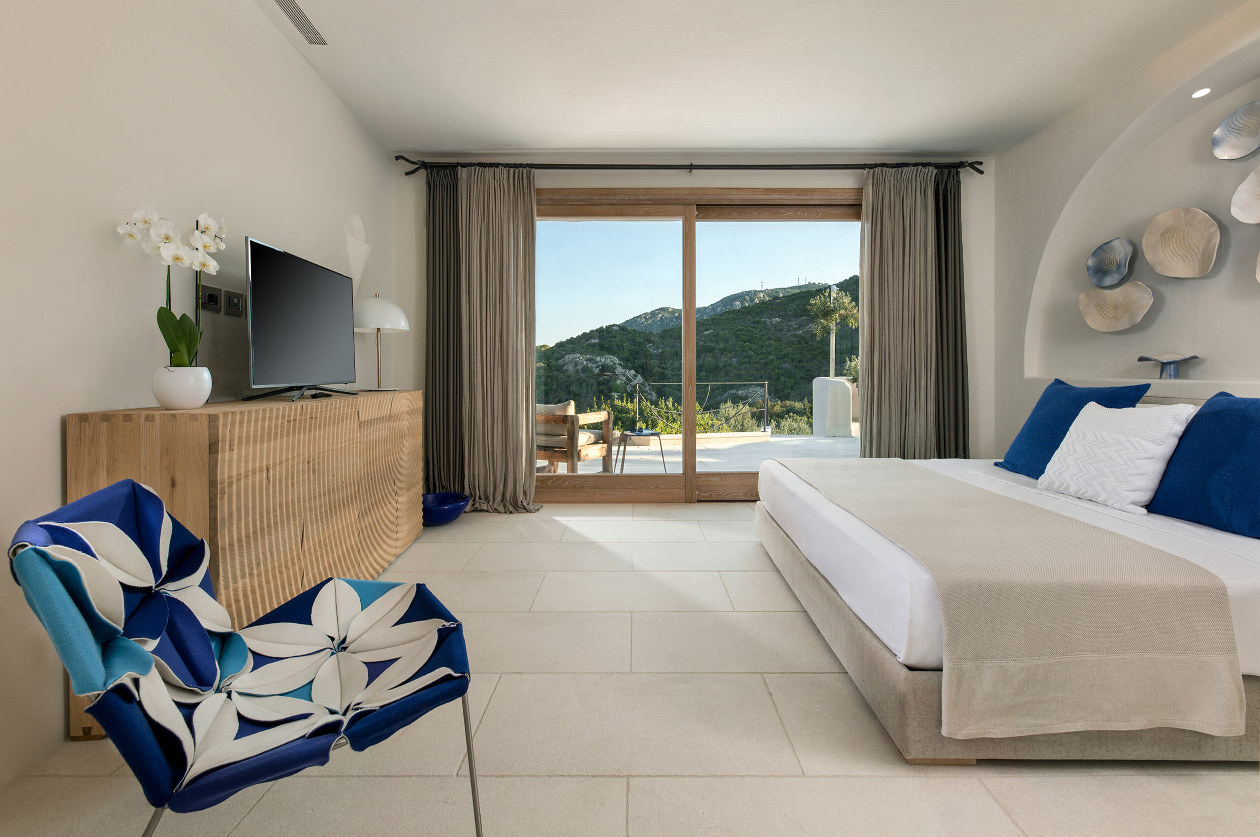 villa-saphira-bedroom-balcony-modern-spacious-bright-luxury-design-sardinia