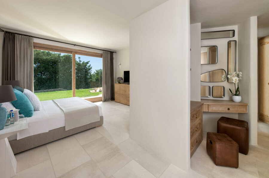 villa-saphira-bedroom-dressingtable-gardenview-spacious-luxury-design-sardinia