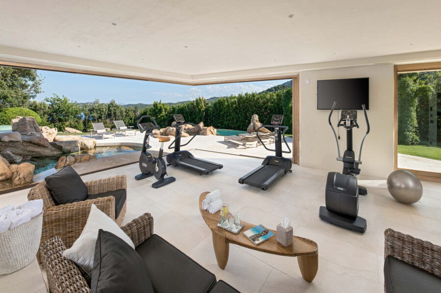 villa-saphira-gym-fitness-pool-workout-luxury-sardinia