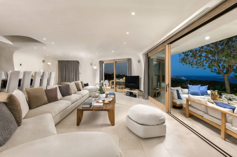 villa-saphira-livingroom-night-spacious-modern-luxury-sardinia