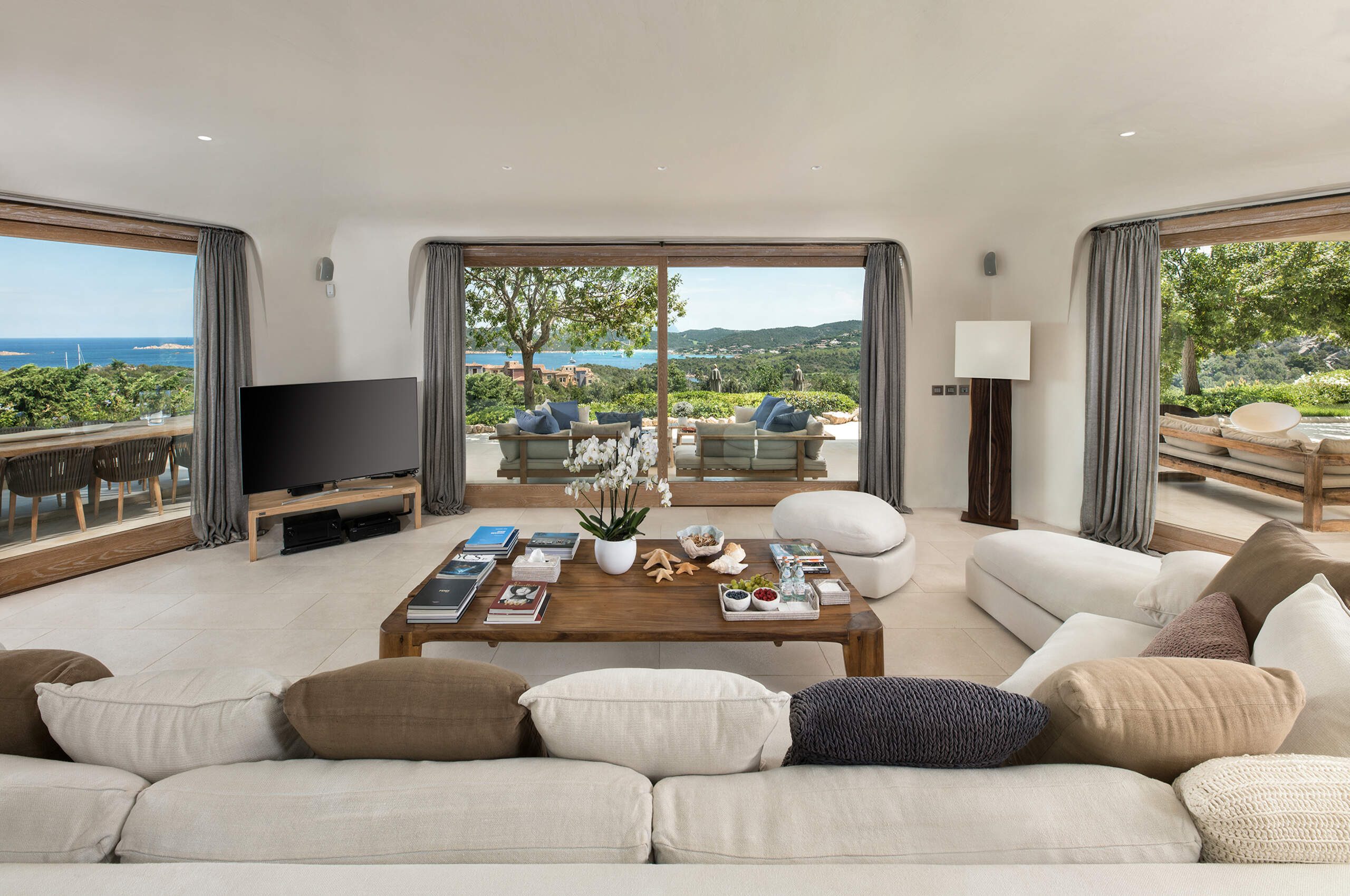 villa-saphira-livingroom-seaview-modern-luxury-interior-sardinia
