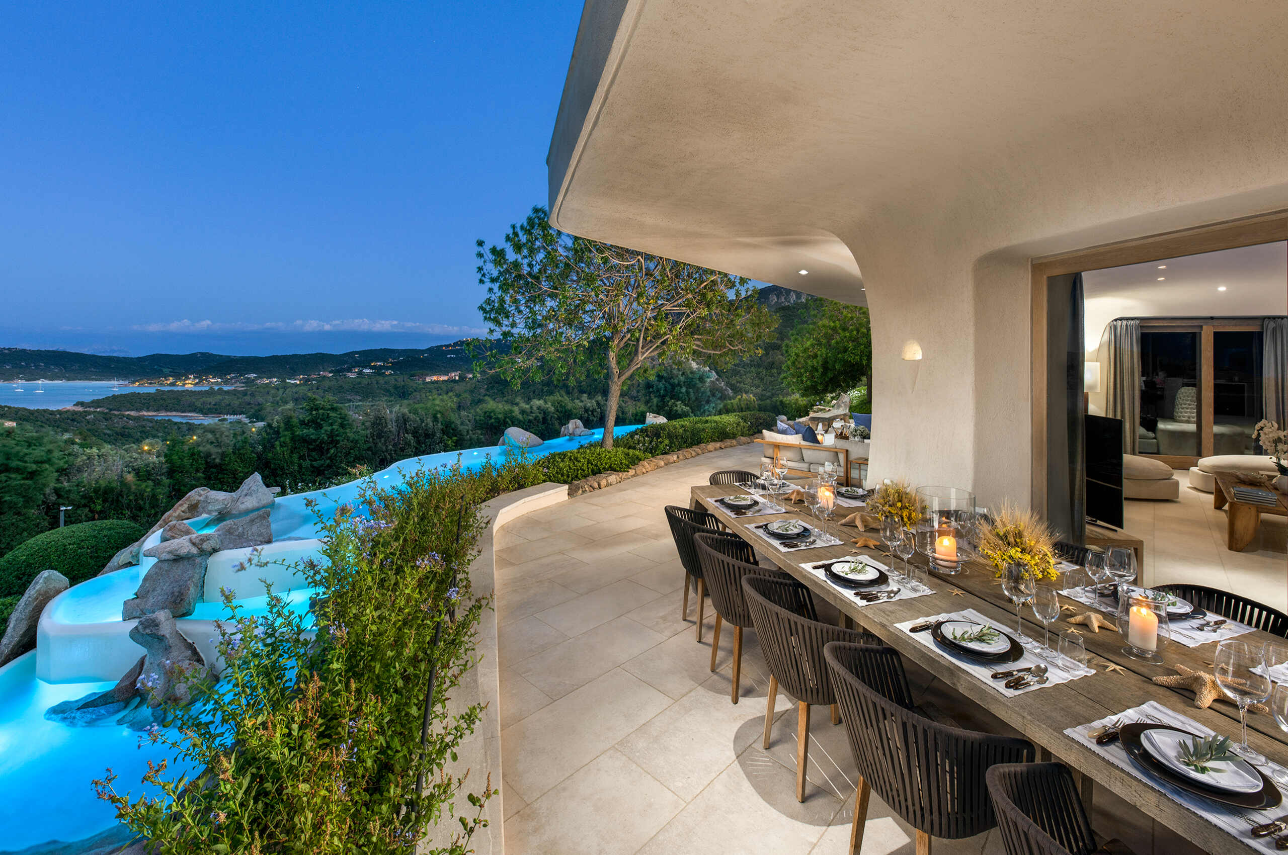 villa-saphira-mainpage-outdoordining-swimmingpool-luxury-exterior-night-sardinia