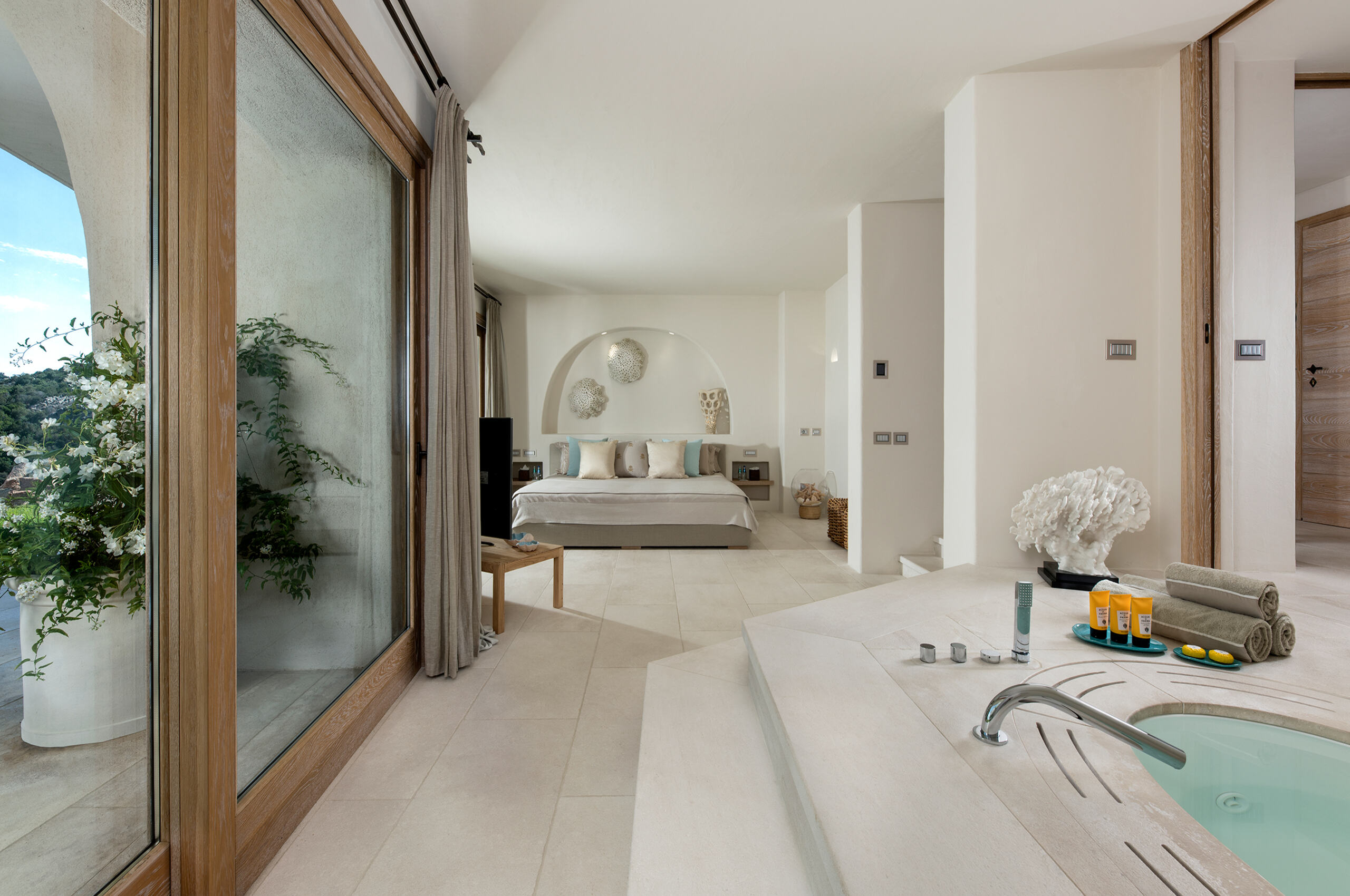villa-saphira-masterbedroom-bathtub-luxury-unqiue-interior-sardinia