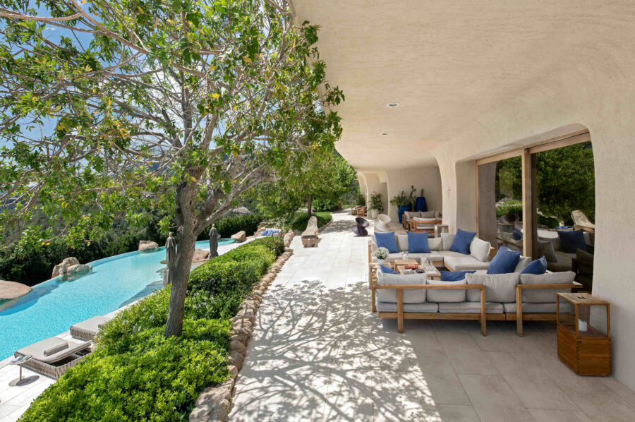 villa-saphira-outdoor-terrace-luxury-modern-exterior-sardinia
