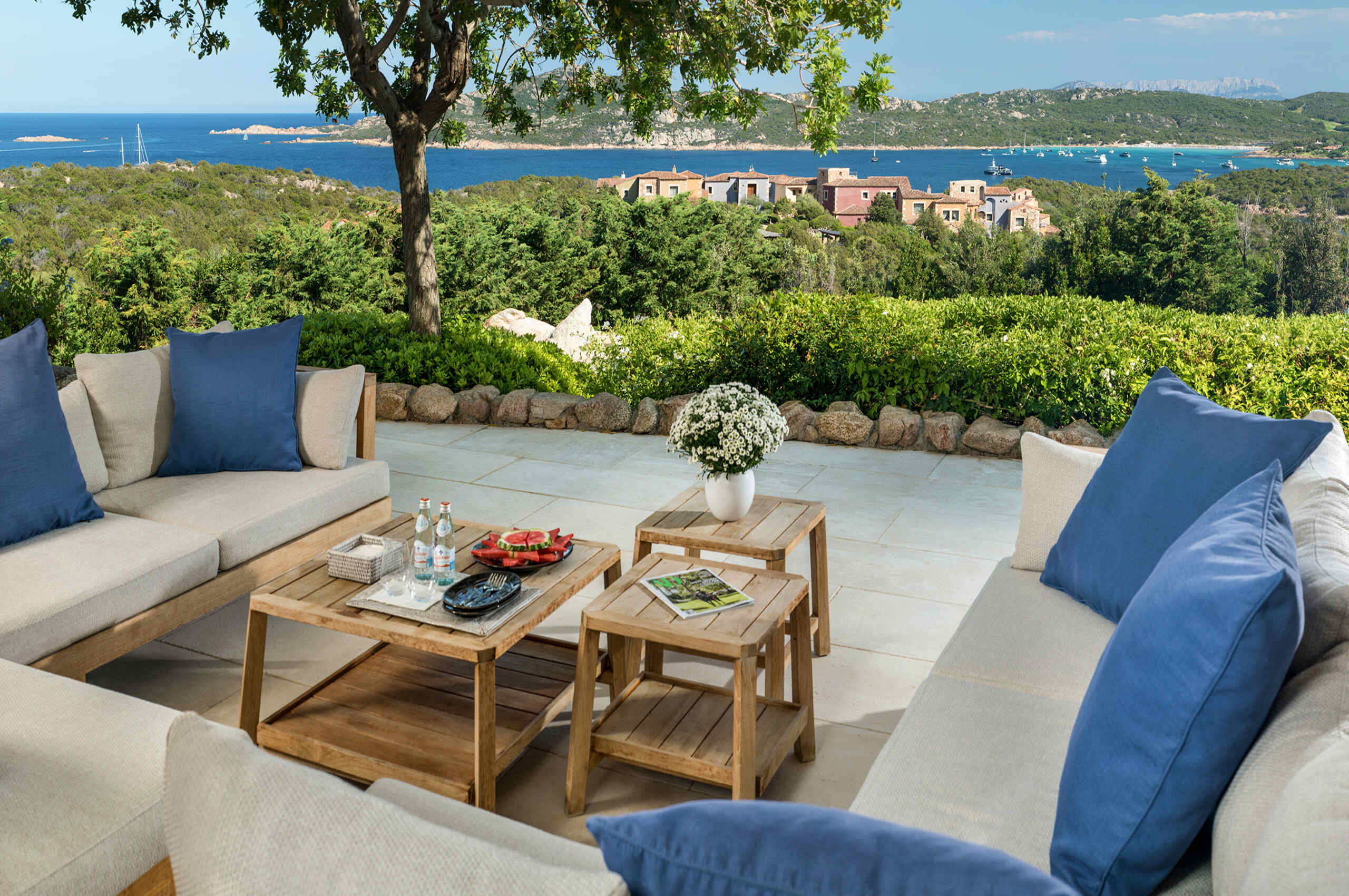 villa-saphira-outdoorlounge-seaview-luxury-exterior-sardinia