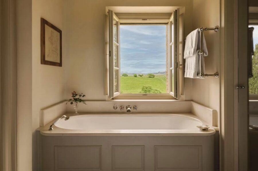 villa-selena-bathroom-bathtub-scenic-countryside-views-luxury-tuscany