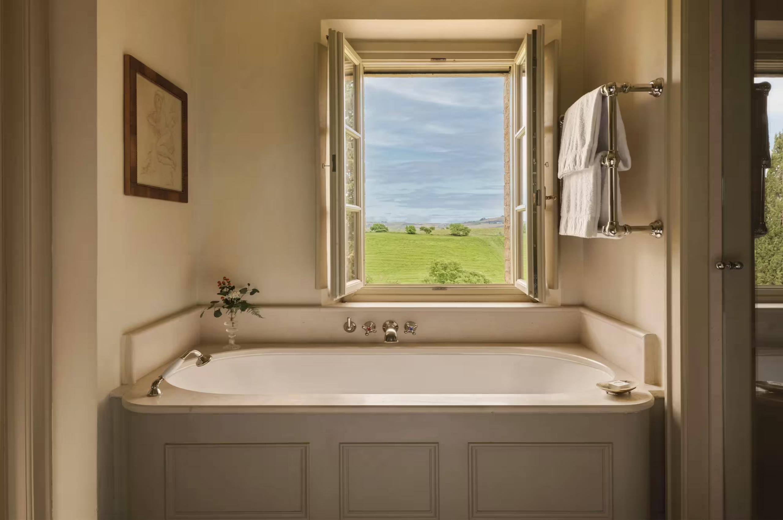 villa-selena-bathroom-bathtub-scenic-countryside-views-luxury-tuscany