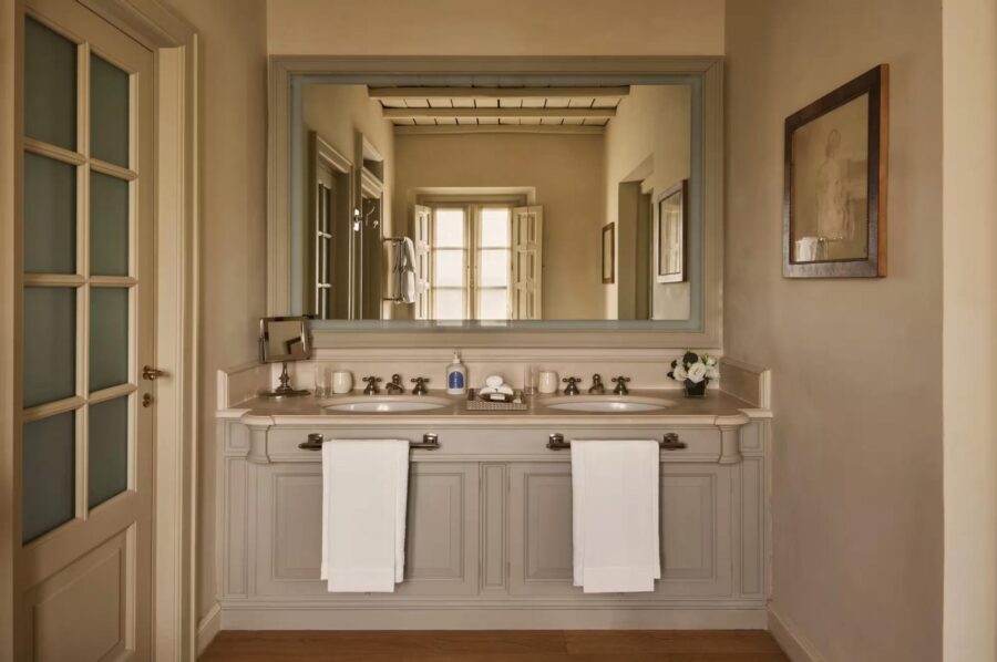 villa-selena-bathroom-double-sink-elegant-luxury-tuscany