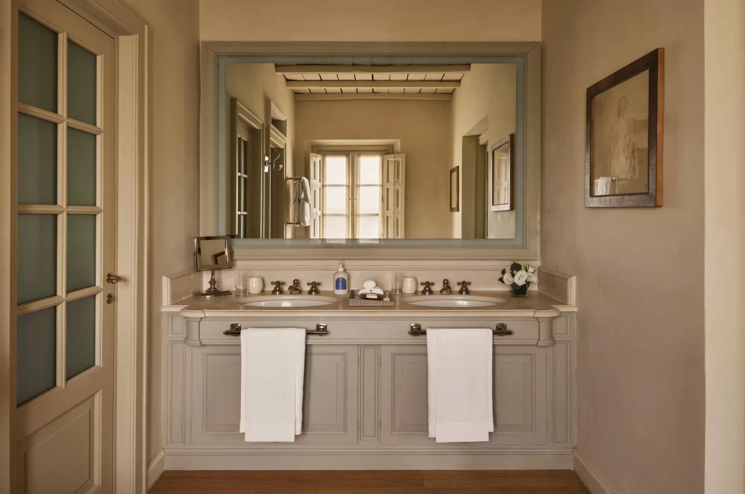 villa-selena-bathroom-double-sink-elegant-luxury-tuscany