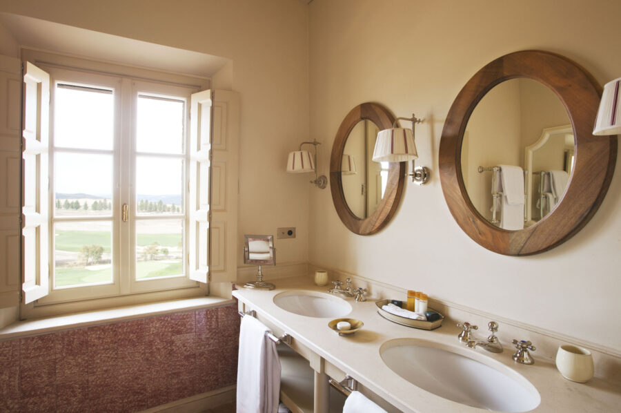 villa-selena-bathroom-doublesink-picturesque-view-tuscany