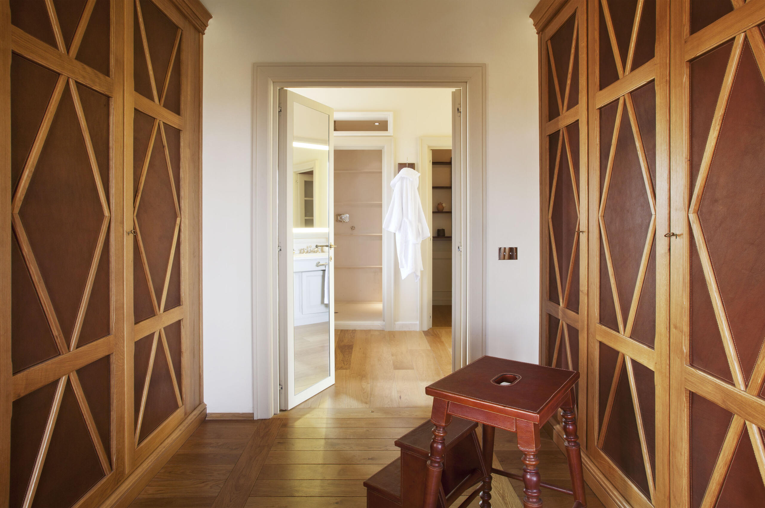 villa-selena-dressingroom-wardrobe-stylish-luxury-design-tuscany