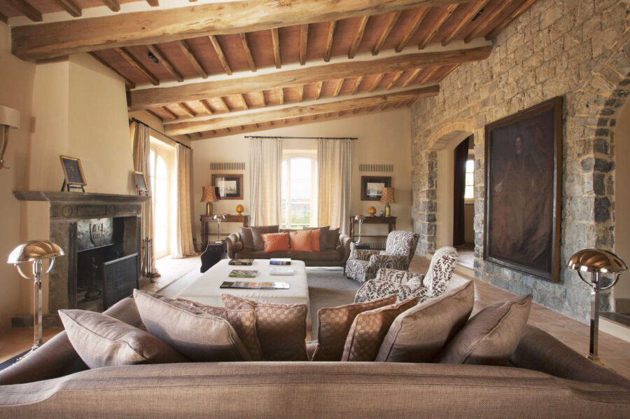 villa-selena-livingroom-charming-traditional-design-woodenbeams-luxury-furnishing-tuscany
