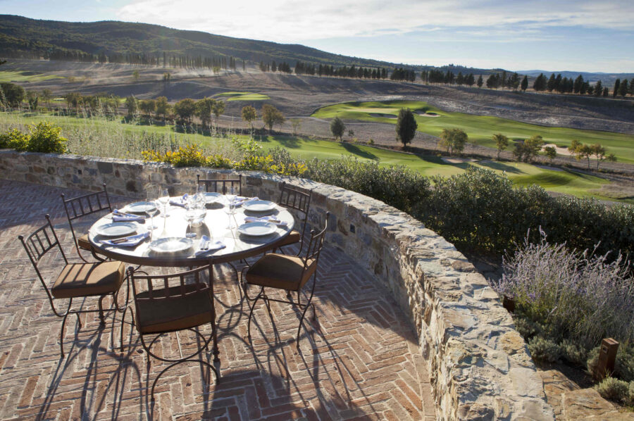 villa-selena-outdoordining-golfcourse-picturesque-luxury-tuscany