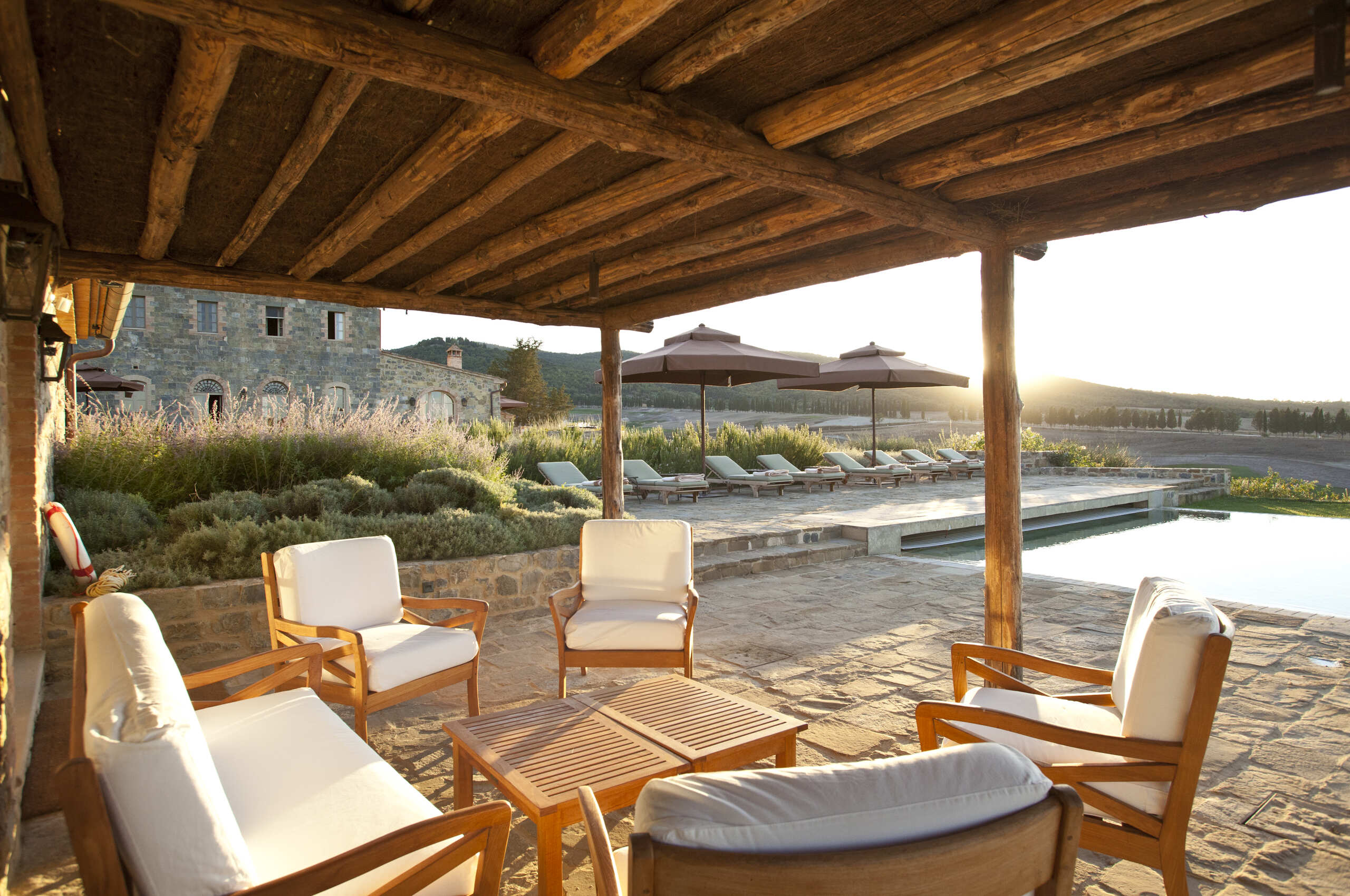 villa-selena-pergola-outdoorlounge-poolview-luxury-rental-tuscany