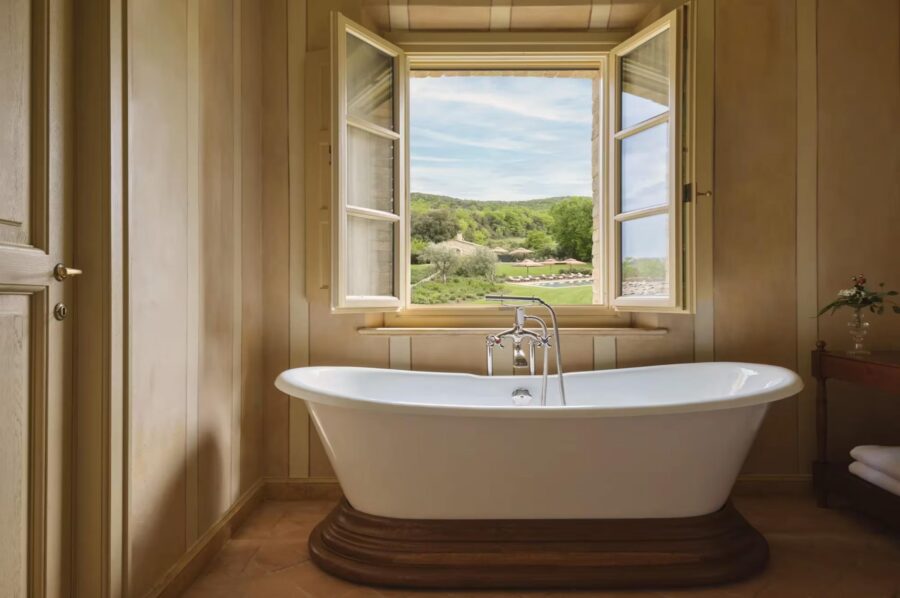 villa-terri-bathroom-bathtub-scenic-countryside-views-luxury-tuscany