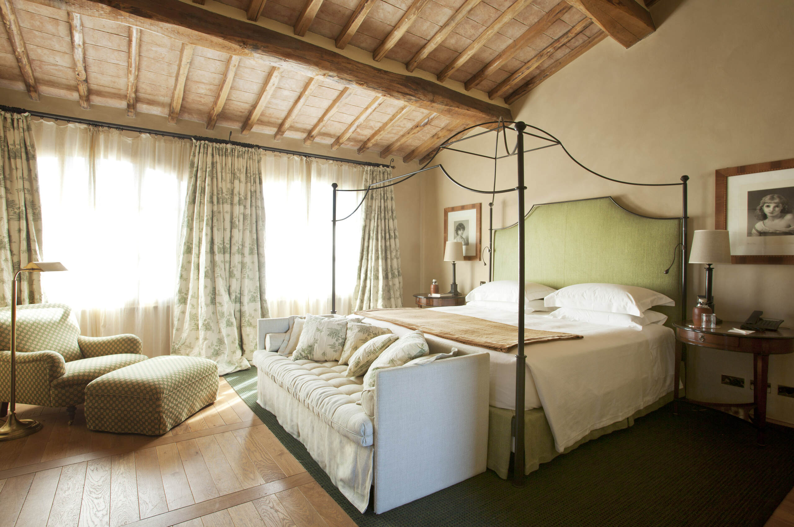 villa-terri-bedroom-elegant-stylish-luxury-interior-tuscany