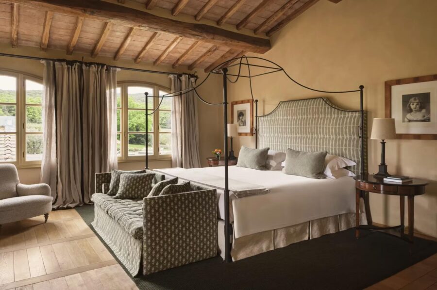 villa-terri-bedroom-scenic-countryside-views-luxury-tuscany