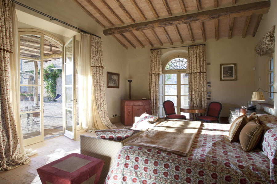 villa-terri-bedroom-terrace-charming-elegant-design-tuscany