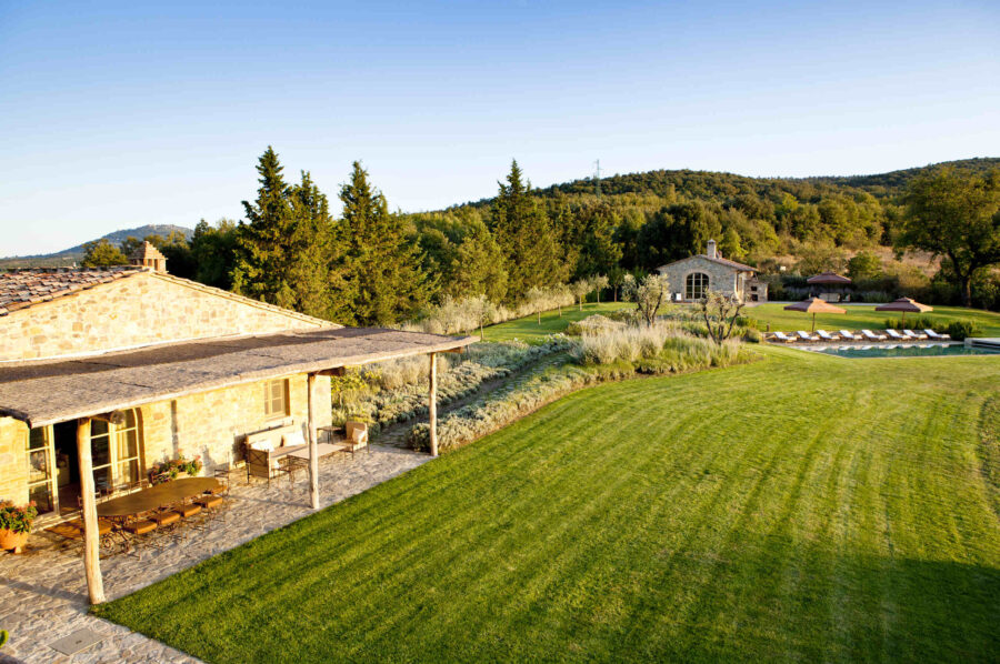 villa-terri-exterior-garden-pool-scenic-landscape-tuscany