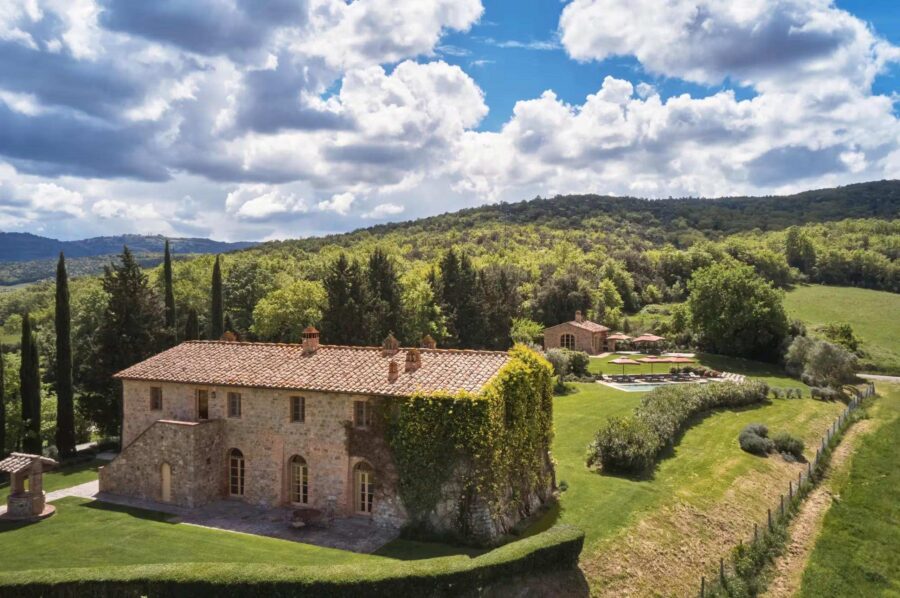 villa-terri-exterior-luxury-countryside-rental-retreat-tuscany