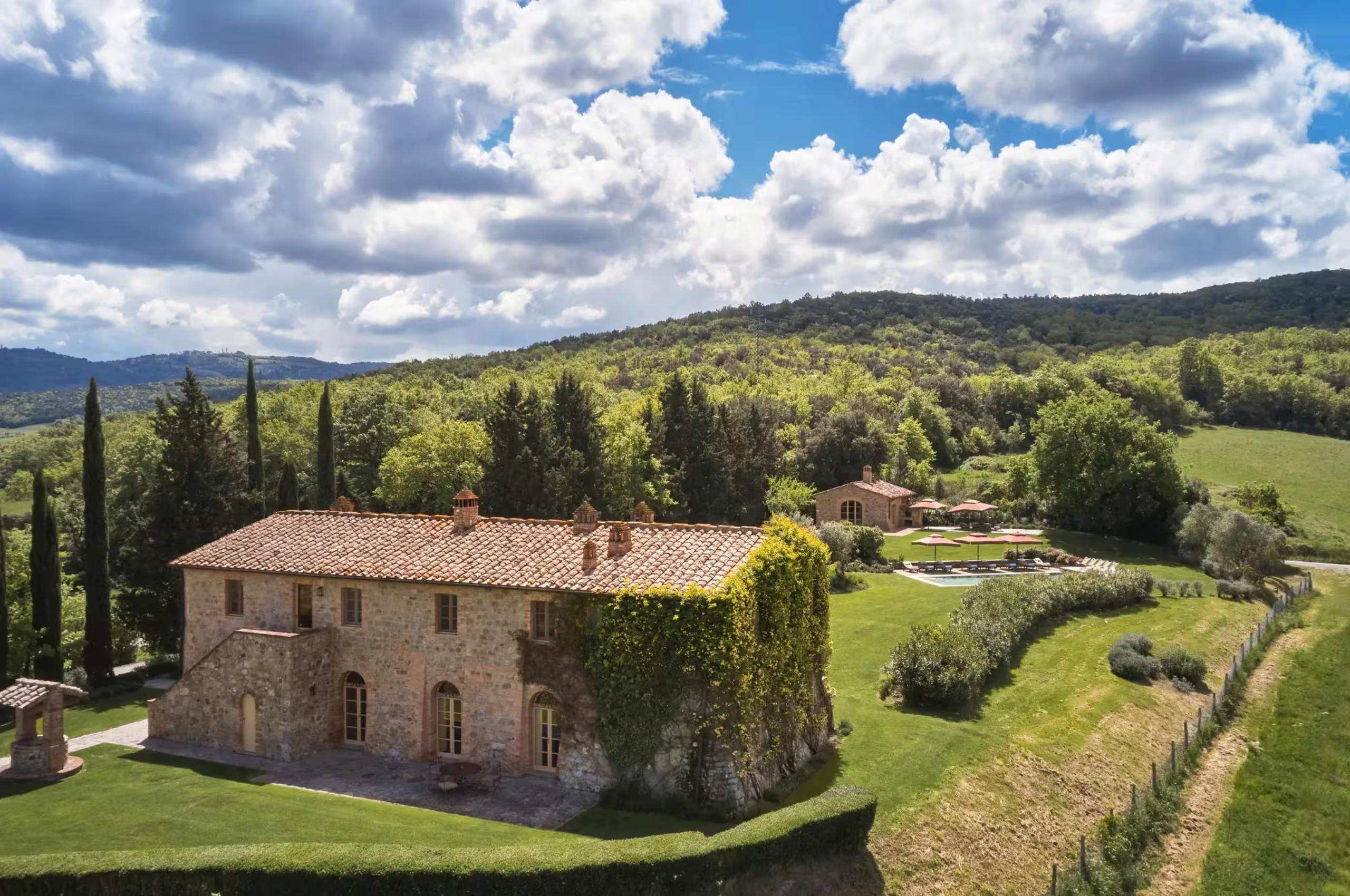 villa-terri-exterior-luxury-countryside-rental-retreat-tuscany