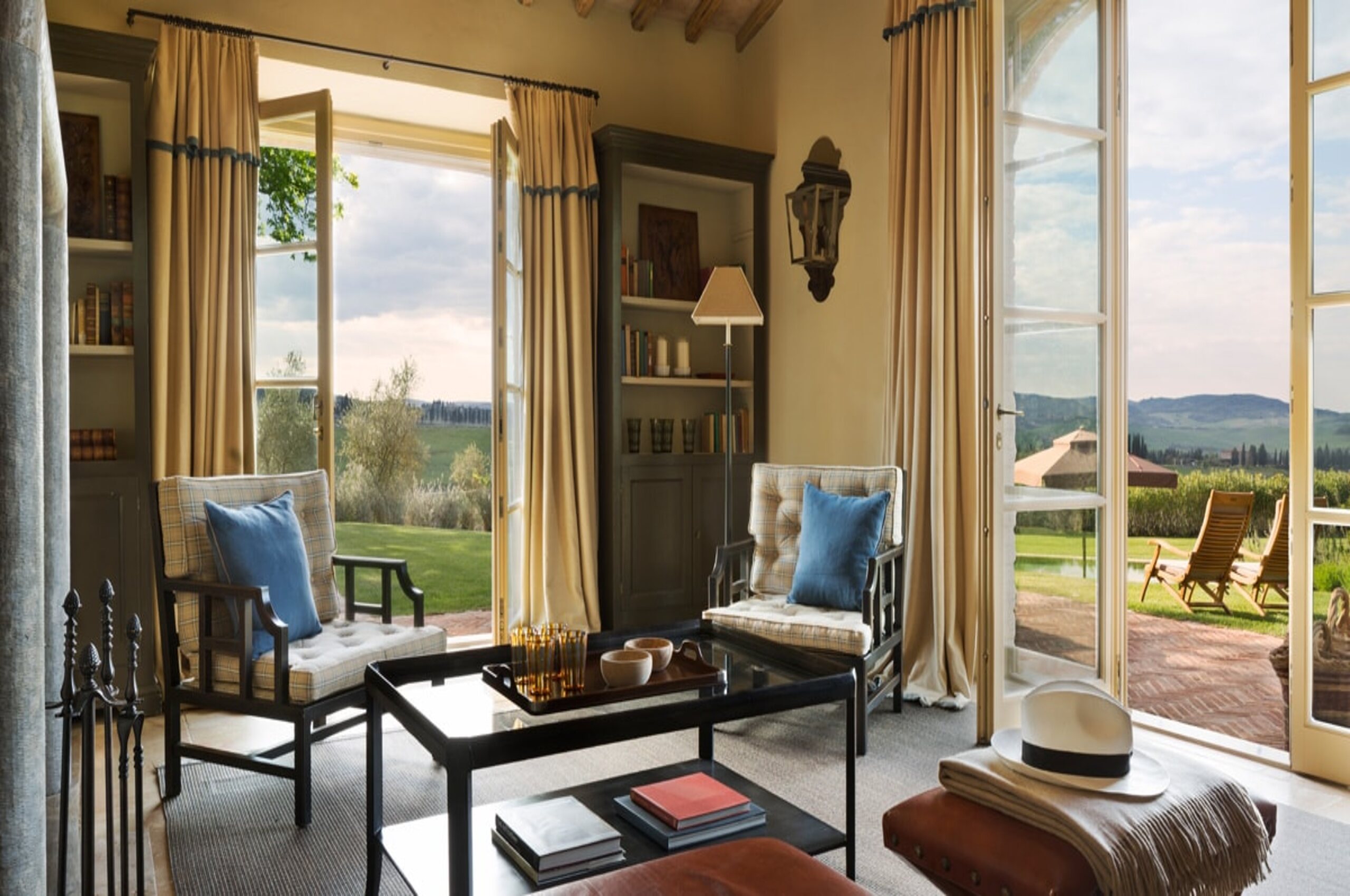 villa-terri-livingroom-gardenview-stylish-elegant-interior-tuscany