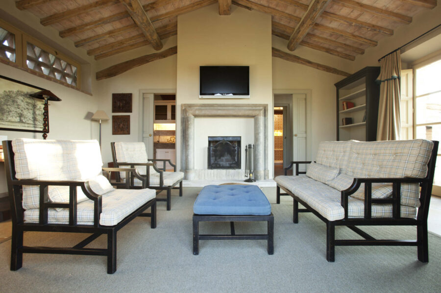 villa-terri-livingroom-tvroom-charming-traditional-tuscany