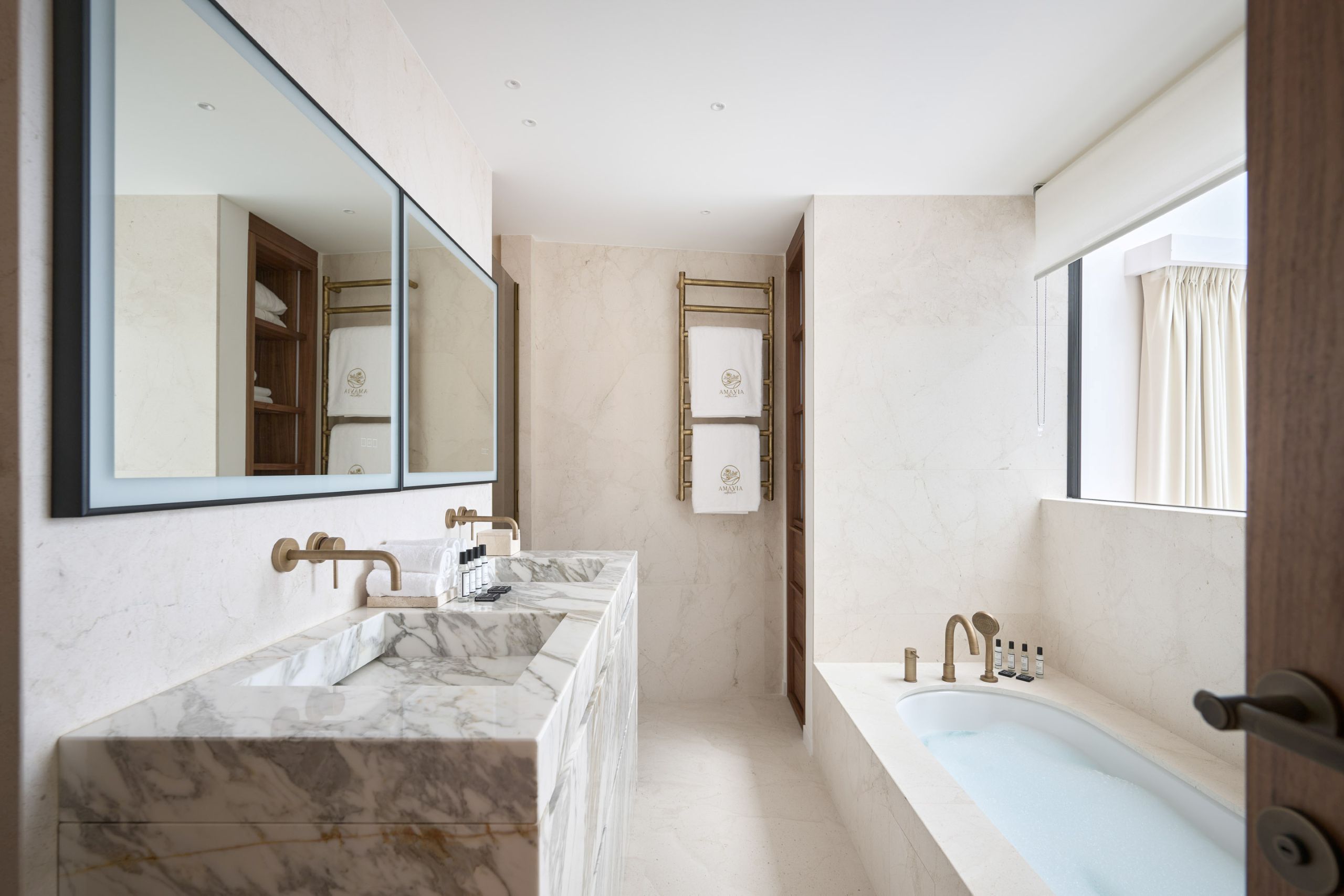 villa-valentina-bathroom-bathtub-marble-sink-elegant-modern-design-luxury-villefranche