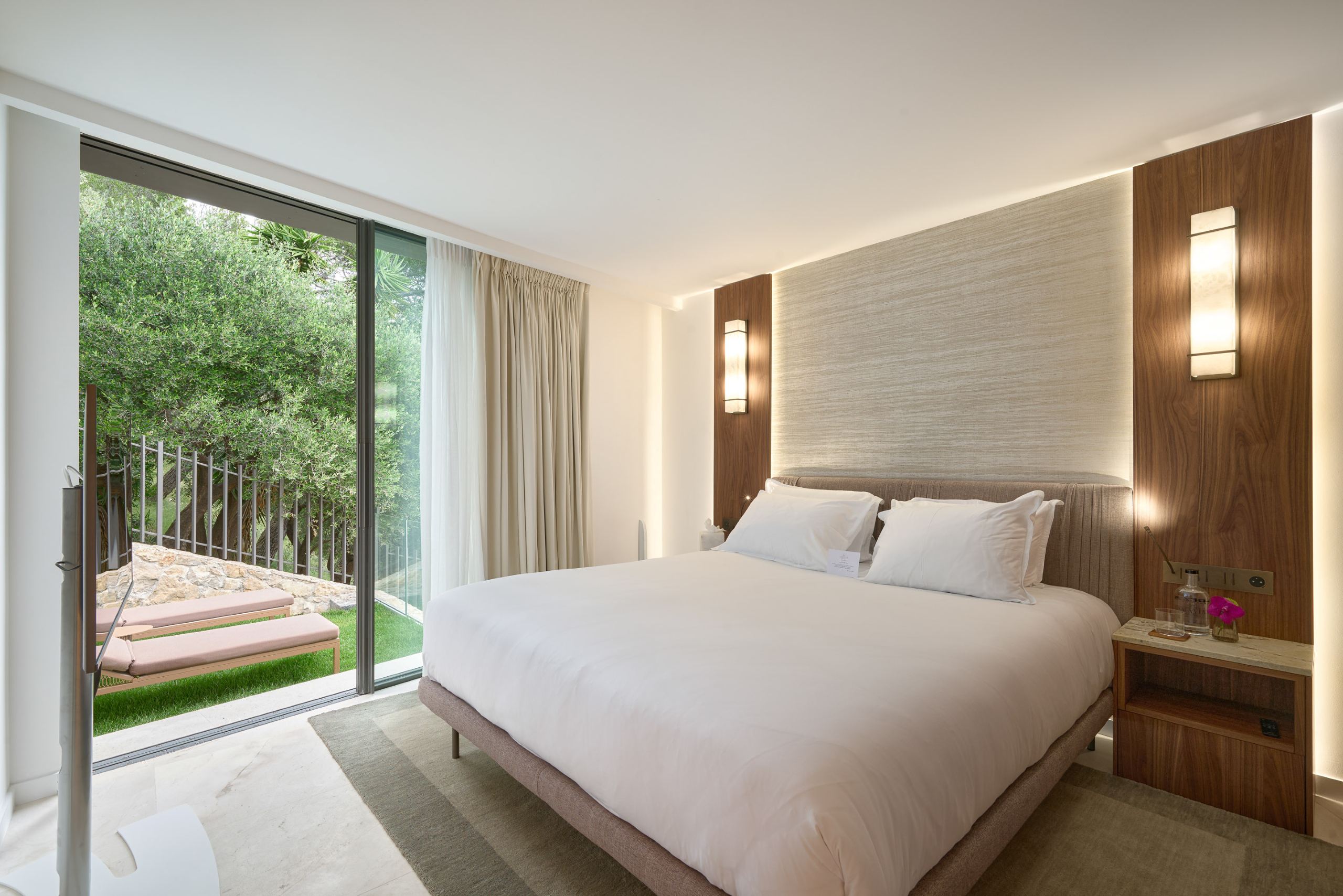 villa-valentina-bedroom-garden-access-sleek-modern-tranquil-interiors-luxury-ville-franche
