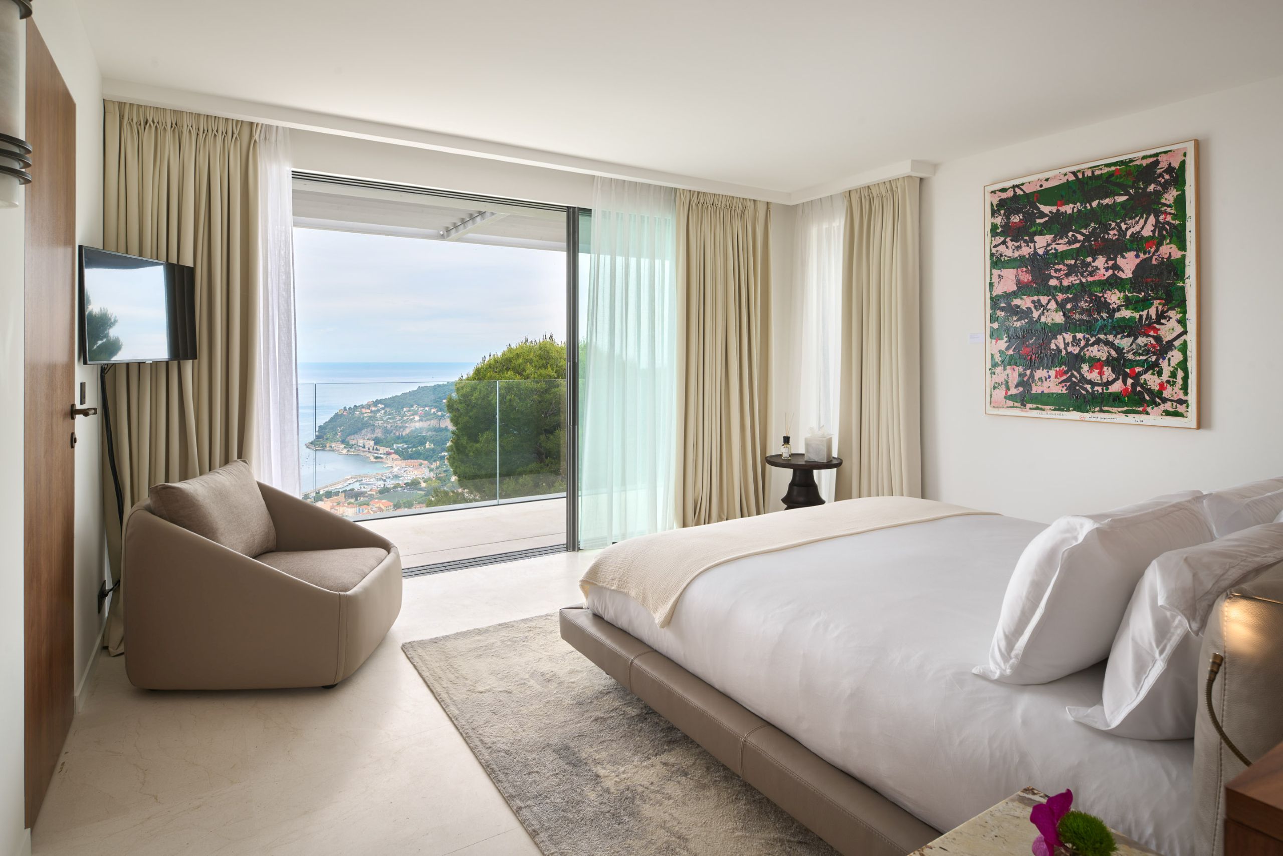 villa-valentina-bedroom-sleek-modern-tranquil-design-seaview-luxury-villefranche