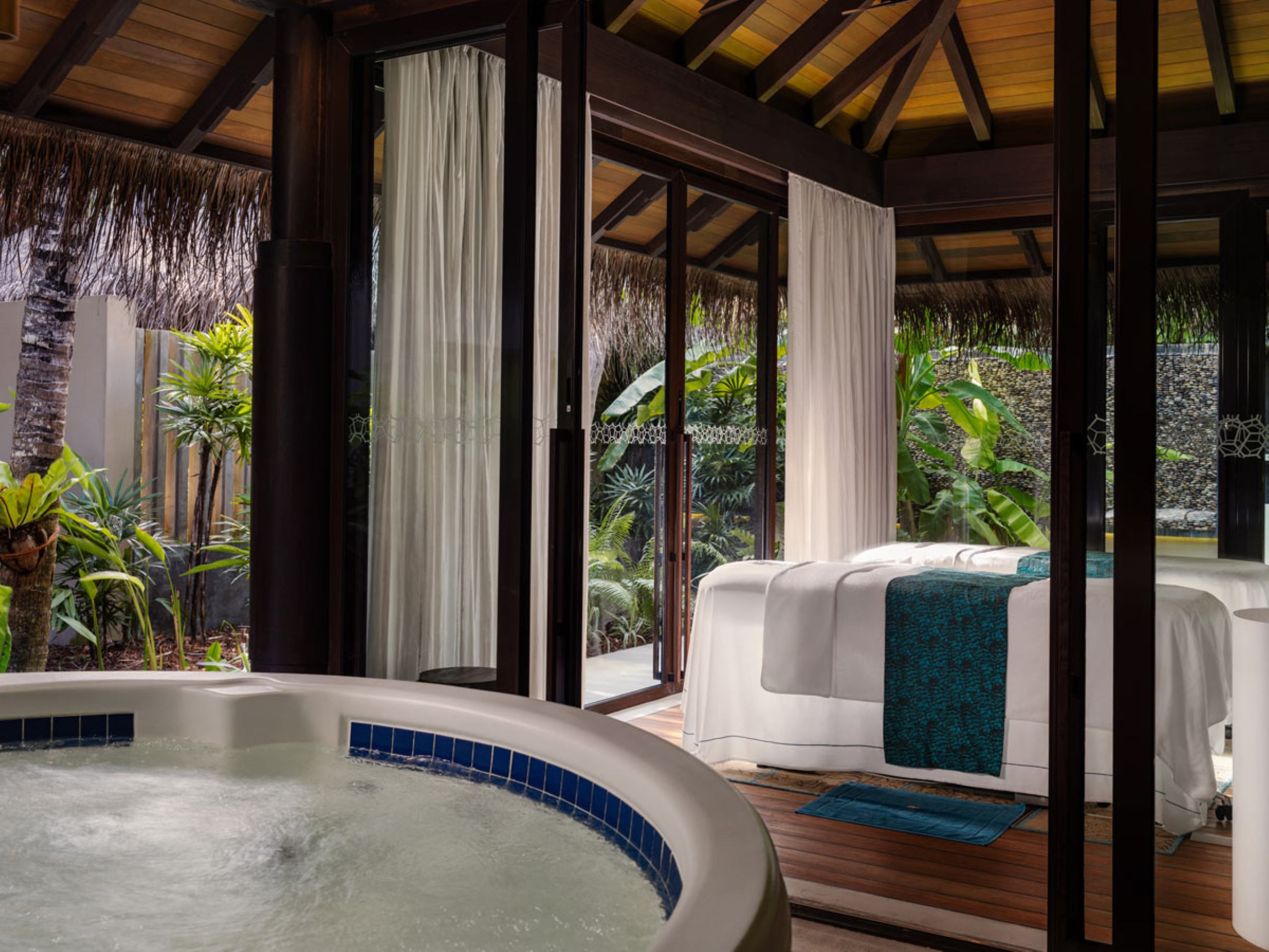 villa-vee-massageroom-jacuzzi-spa-treatment-luxury-rental-retreat-maldives