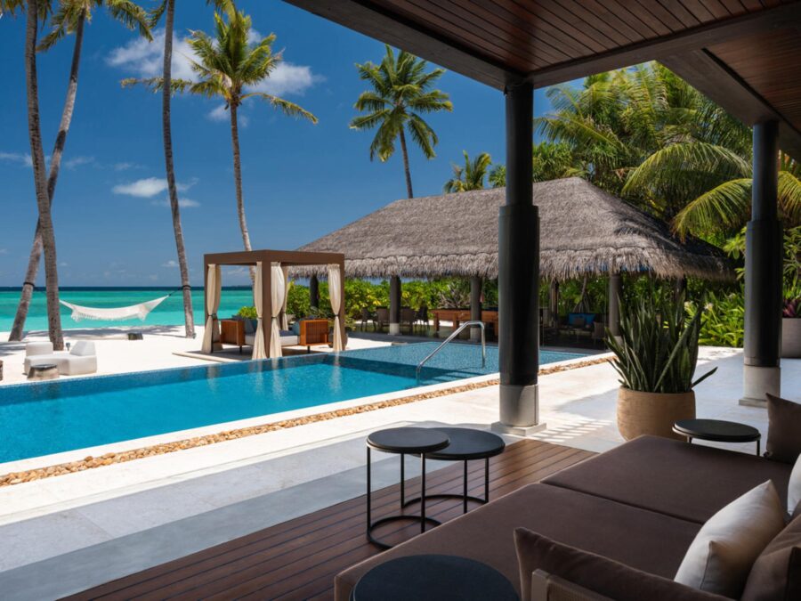villa-vee-swimmingpool-beachfront-outdoor-lounge-dining-luxury-rental-retreat-maldives