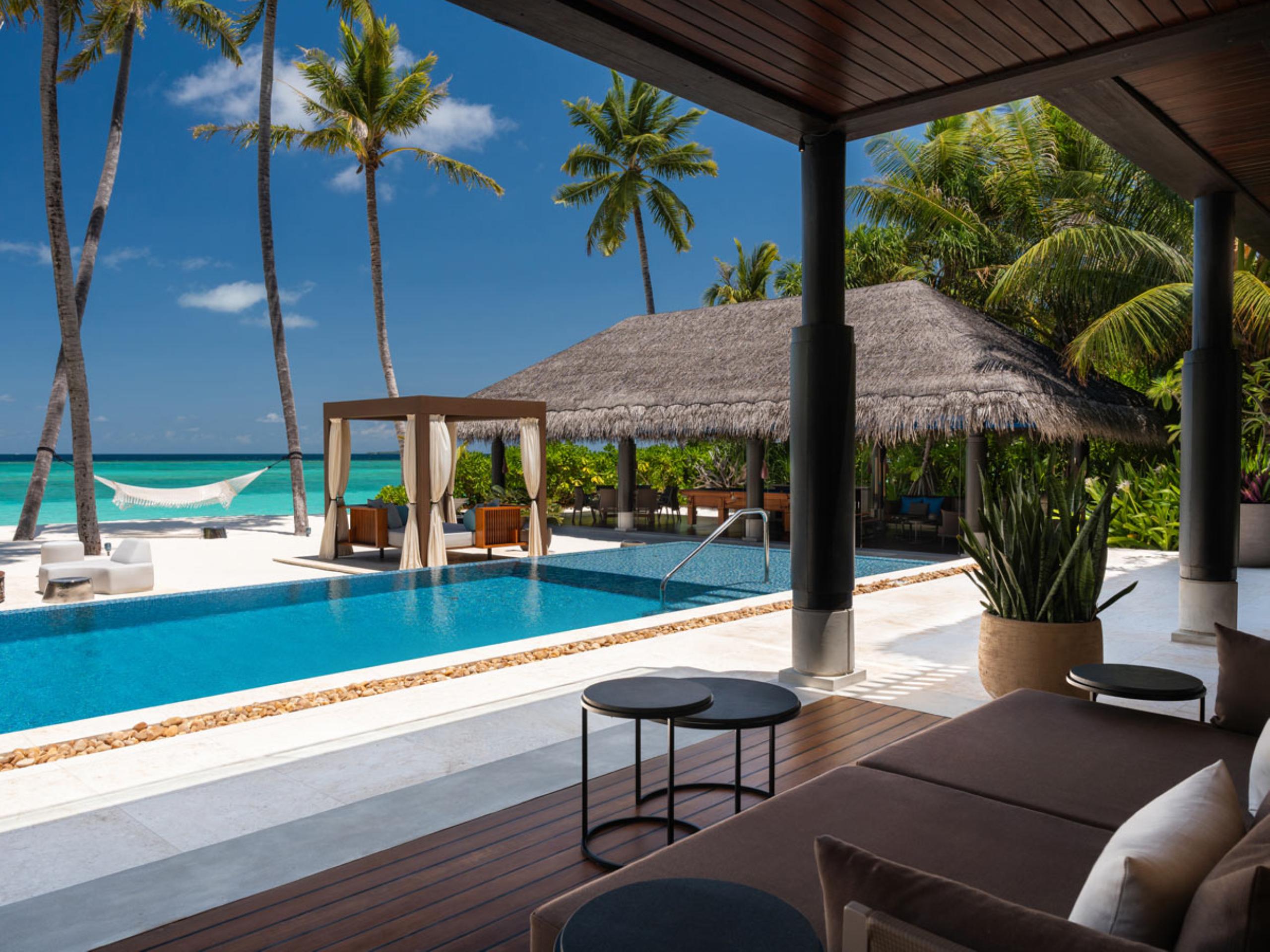 villa-vee-swimmingpool-beachfront-outdoor-lounge-dining-luxury-rental-retreat-maldives