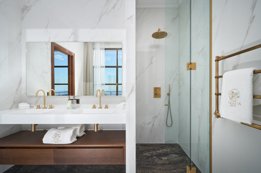 villa-violet-bathroom-marble-shower-doublesink-luxury-villafranche