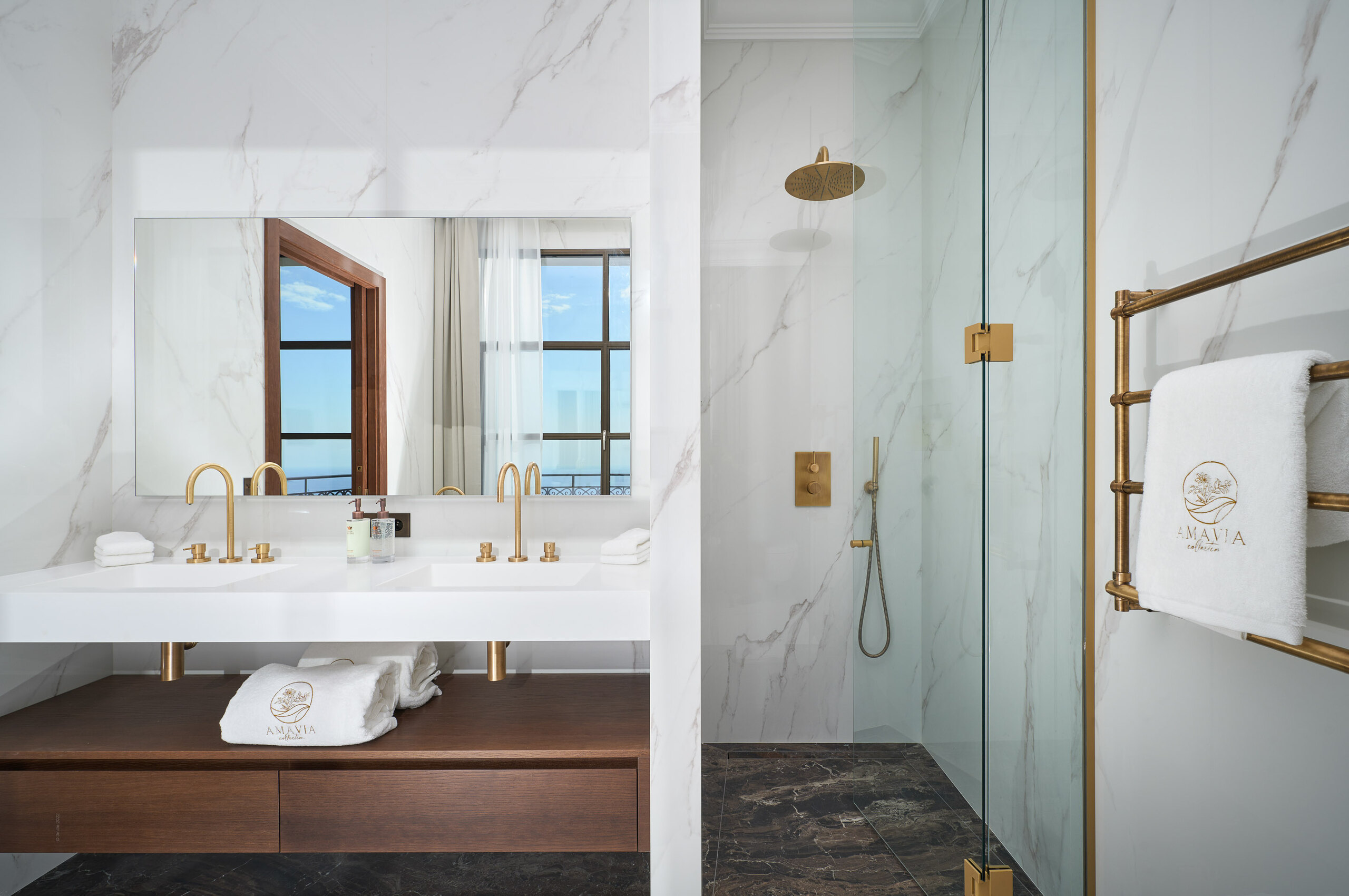 villa-violet-bathroom-marble-shower-doublesink-luxury-villafranche