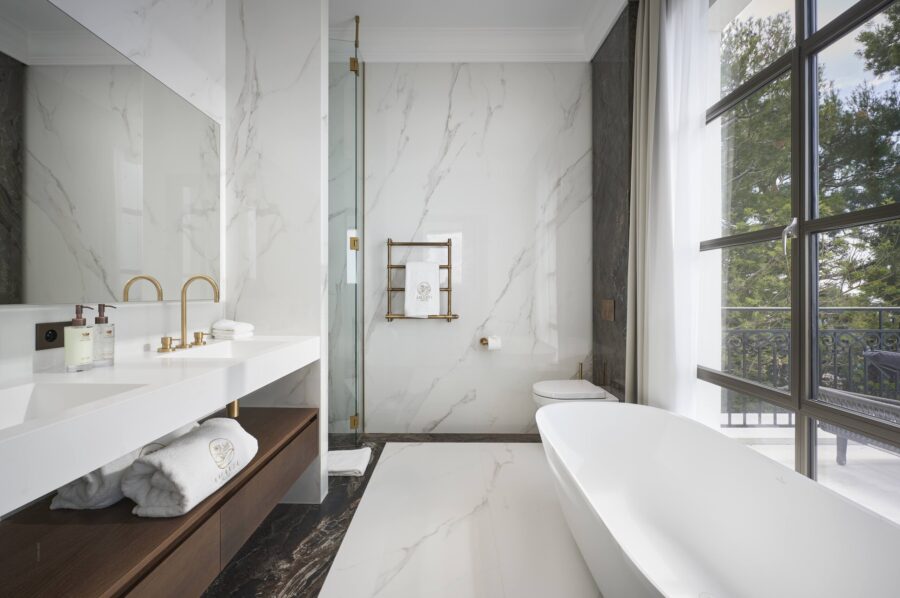 villa-violet-bathroom-seaview-marble-luxury-villefranche