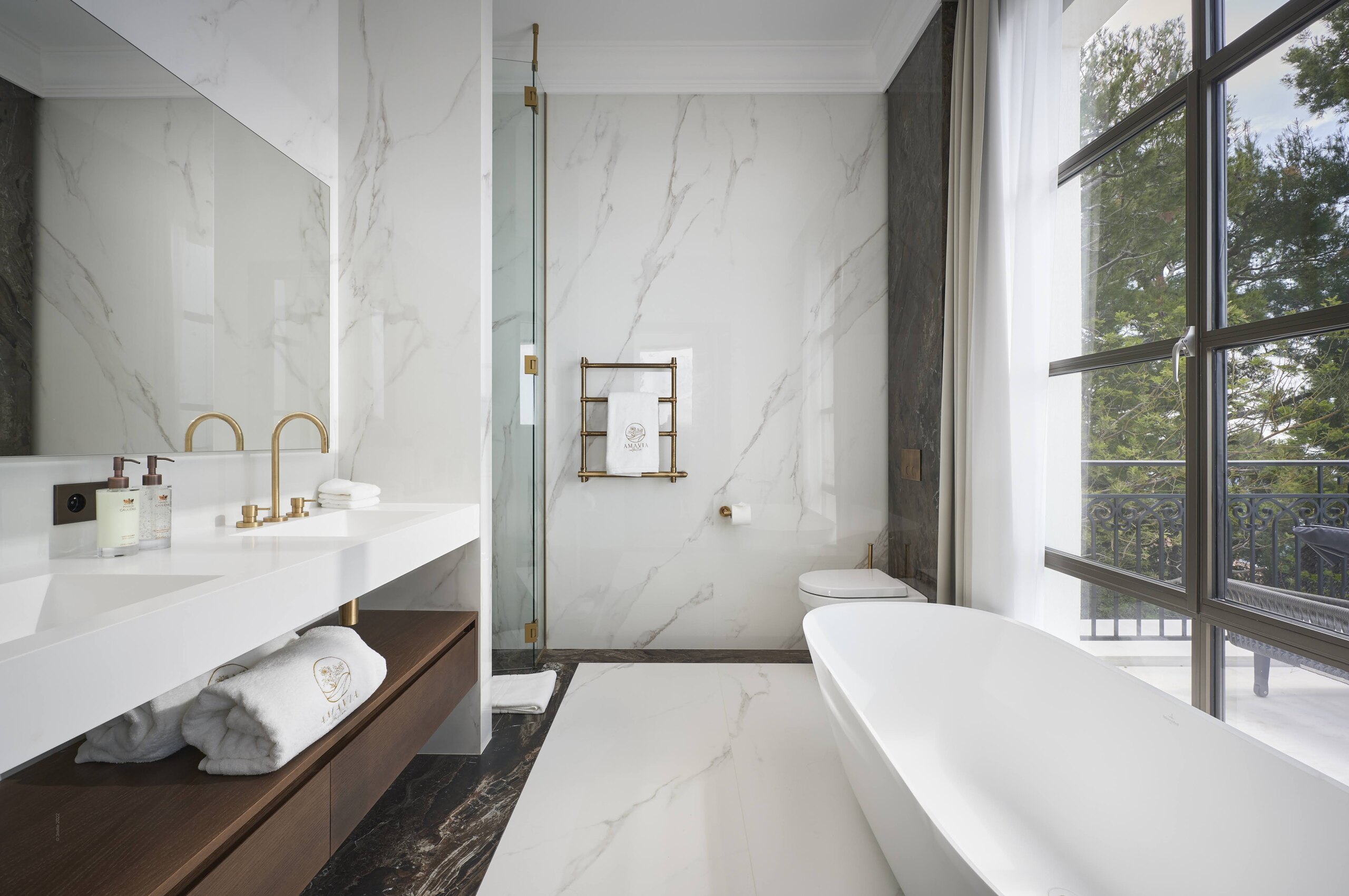 villa-violet-bathroom-seaview-marble-luxury-villefranche