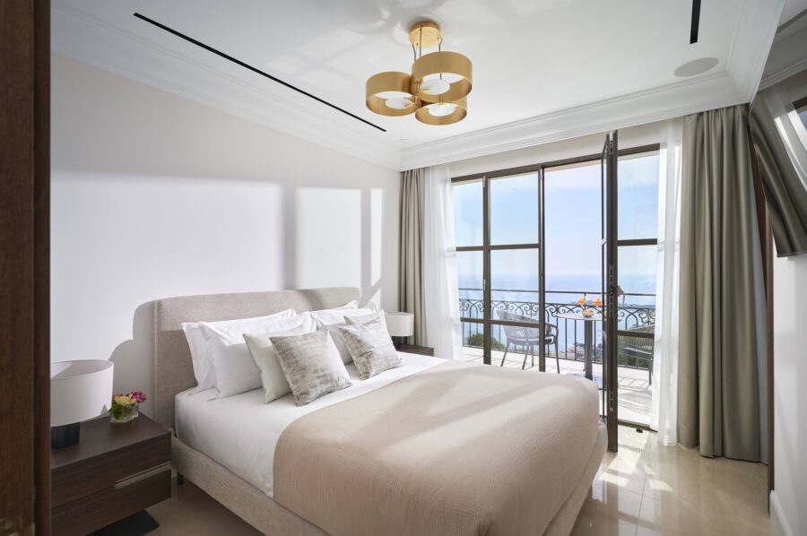 villa-violet-bedroom-balcony-seaview-luxury-modern-villefranche