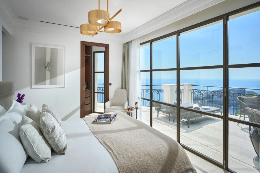 villa-violet-bedroom-stunning-sea-views-balcony-elegant-interior-luxury-villefranche