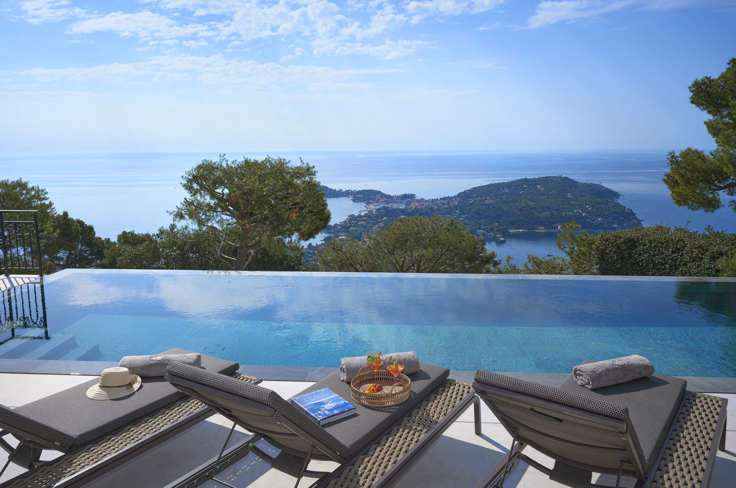 villa-violet-pool-sunbed-seaview-scenic-picturesque-frenchriviera-villefranche