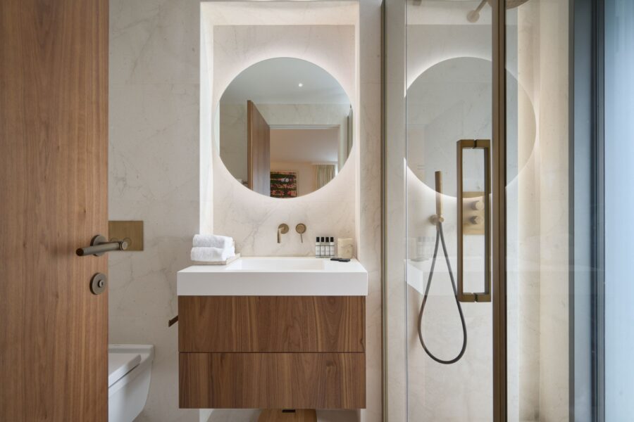 villa-viviette-bathroom-shower-bathtub-sink-modern-luxury-villefranche