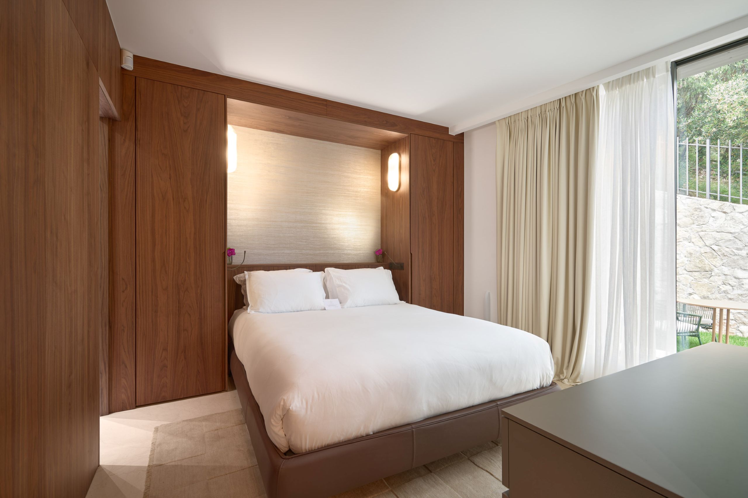 villa-viviette-bedroom-garden-access-serene-tranquil-design-luxury-villefranche