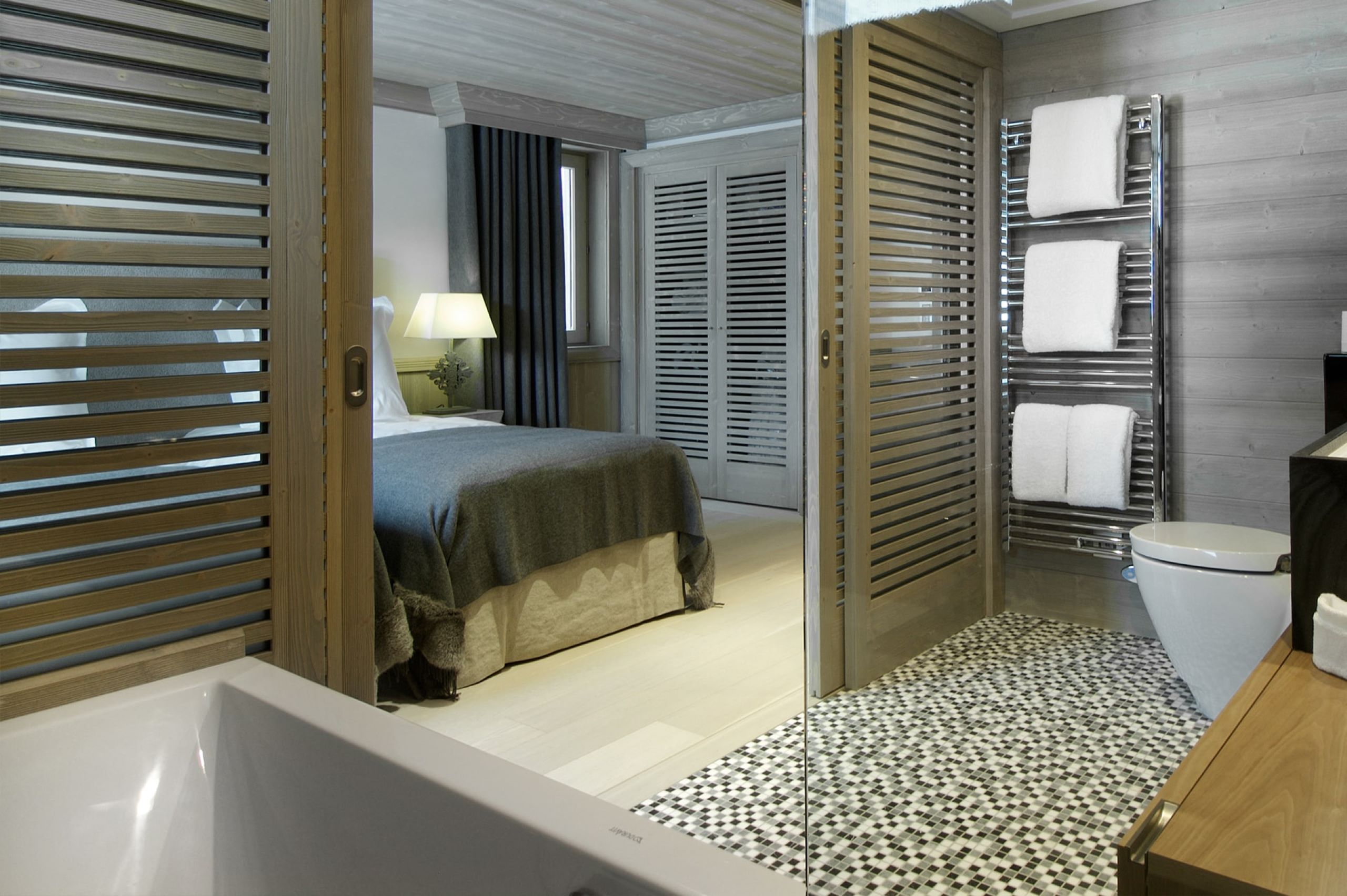 chalet-blair-bathroom-ensuite-bedroom-bathtub-luxury-interiors-vald'isere