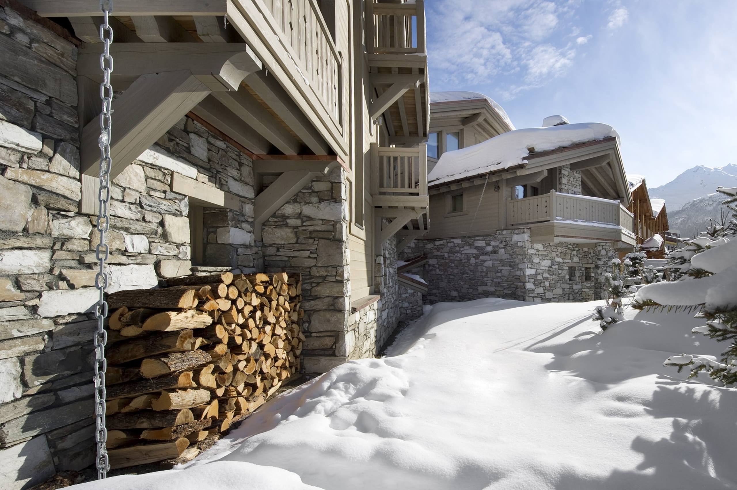 chalet-blair-exterior-wood-store-mountain-views-winter-luxury-rental-retreat-vald'isere