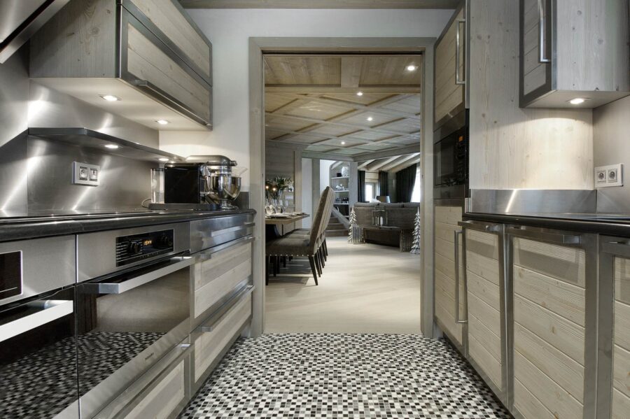 chalet-blair-kitchen-diningroom-openplan-sleek-modern-luxury-vald'isere