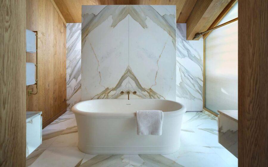 chalet-esme-bathtub-bathroom-ensuite-marble-sleek-elegant-design-luxury-vald'isere
