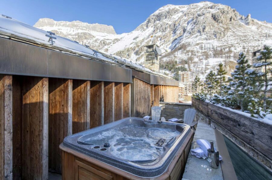 chalet-esme-hottub-jacuzzi-terrace-mountain-view-luxury-Vald’Isère