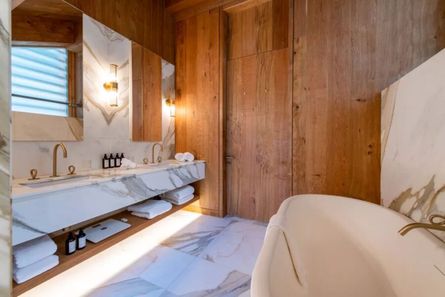 chalet-eva-bathroom-double-sink-bathtub-marble-wood-stylish-modern-design-luxury-vald'isere