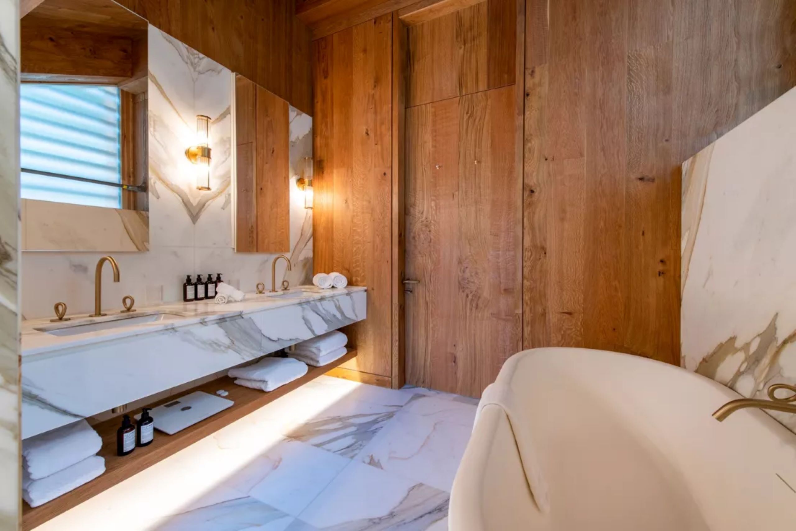 chalet-eva-bathroom-double-sink-bathtub-marble-wood-stylish-modern-design-luxury-vald'isere