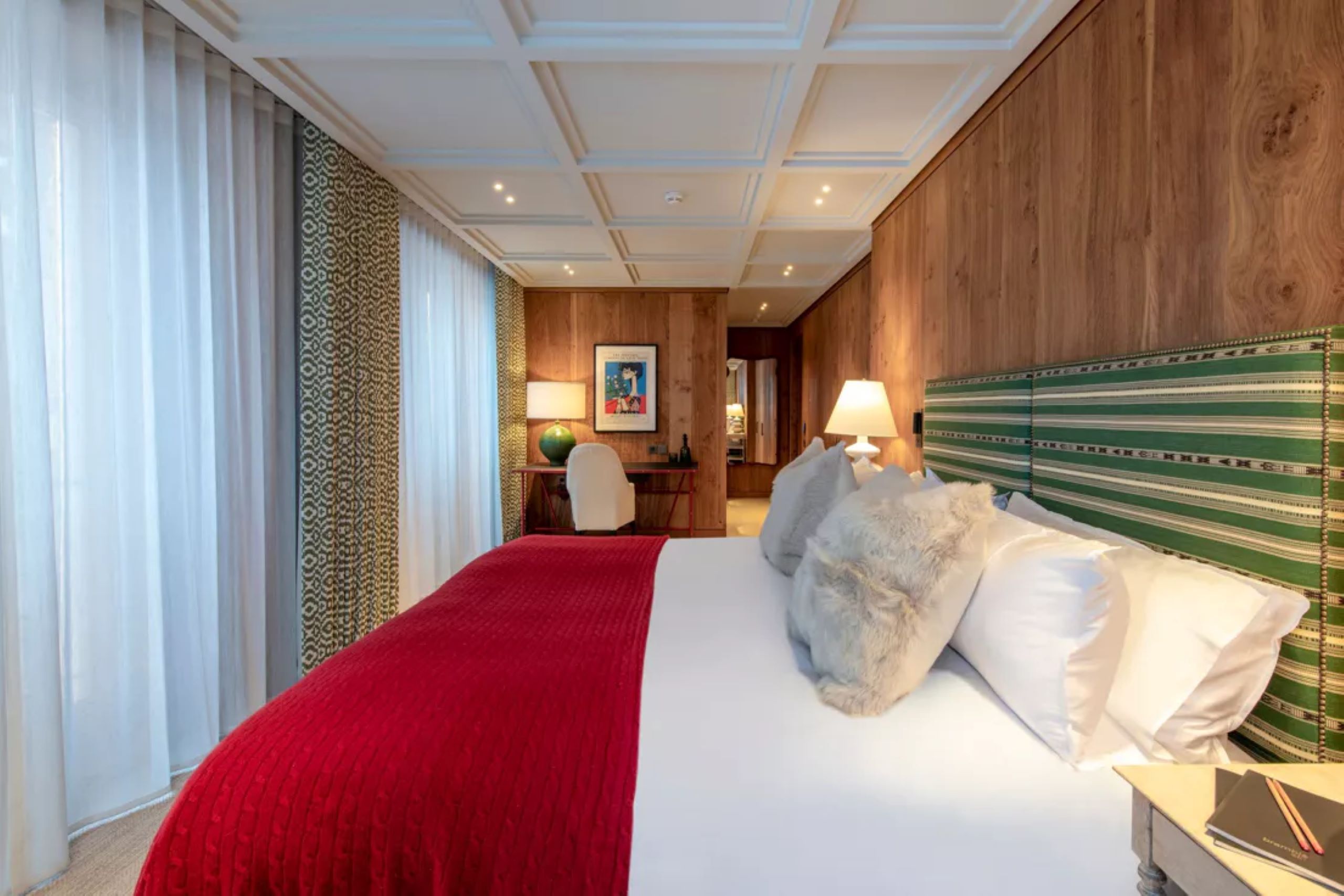 chalet-eva-bedroom-desk-scenic-views-modern-alpine-elegant-retreat-vald'isere